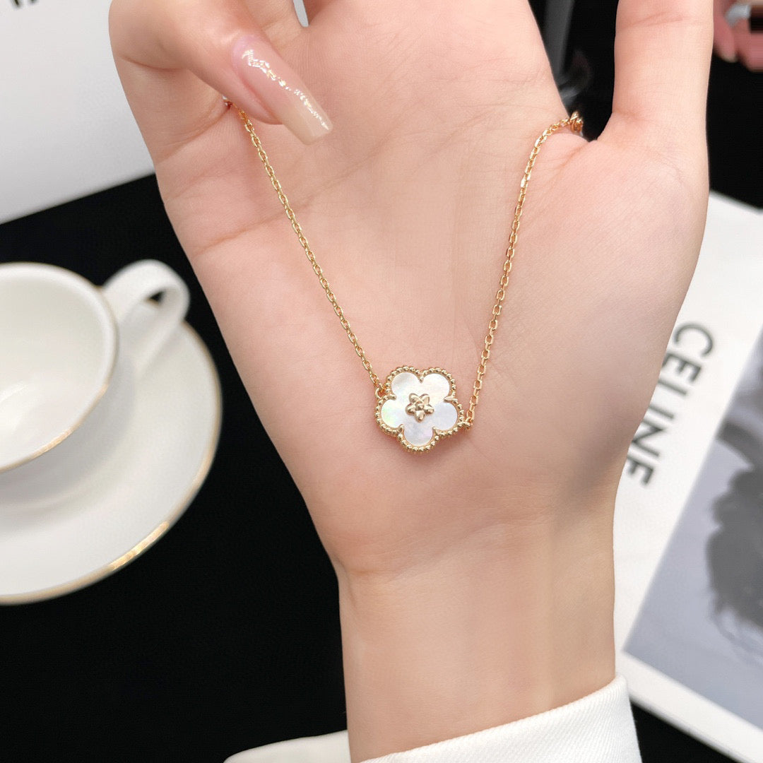 [Glimmer]LUCKY WHITE MOP PLUM BLOSSOM  BRACELET
